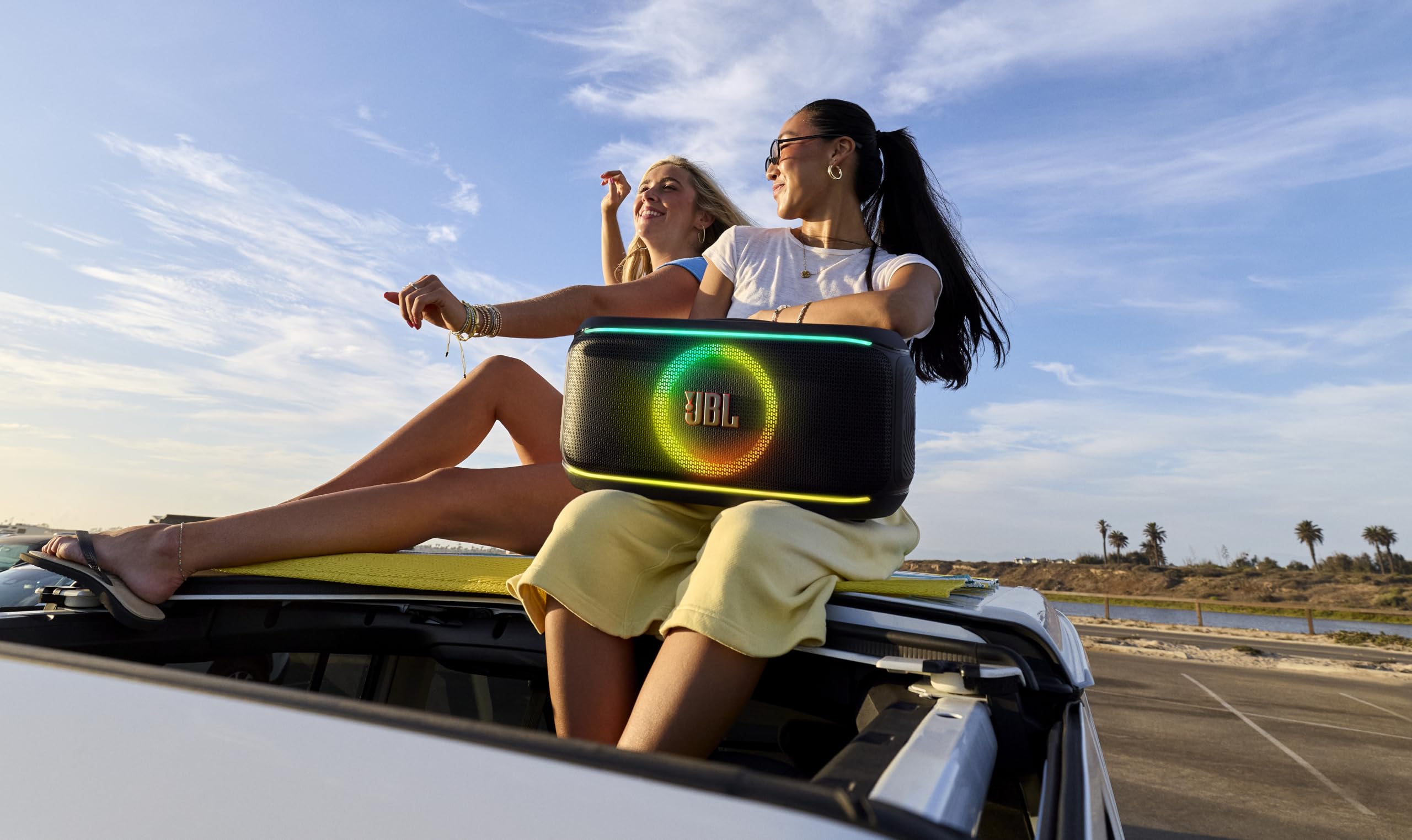 JBL PartyBox On-The-Go 2 - Altavoz portátil para fiestas con un micrófono digital inalámbrico, mango y correa para el hombro, espectáculo de luces dinámico, hasta 15 horas de reproducción, a prueba de salpicaduras y Auracast™ (negro)