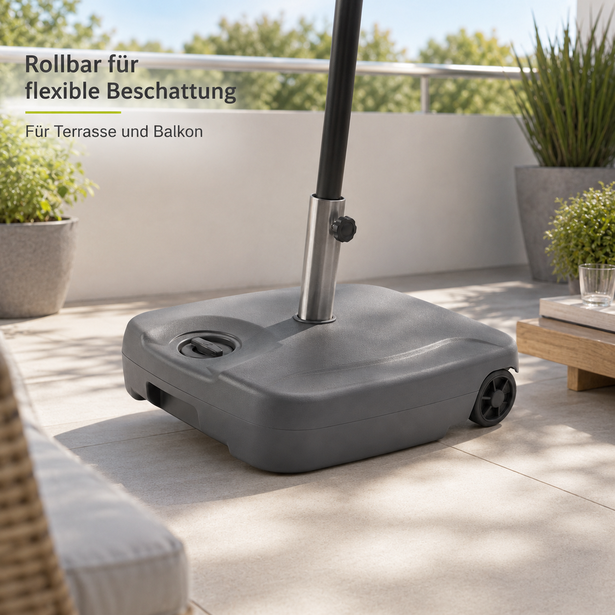 Rollbarer Sonnenschirmständer in Grau mit befüllbarem Sockel