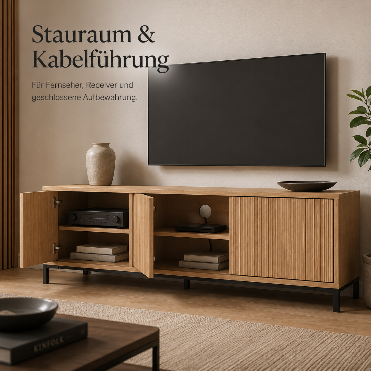 TV Lowboard mit Riffeloptik und ruhigen Fronten für Medienbereiche