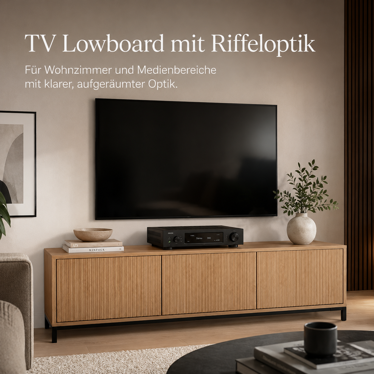 TV Lowboard mit Riffeloptik und ruhigen Fronten für Medienbereiche