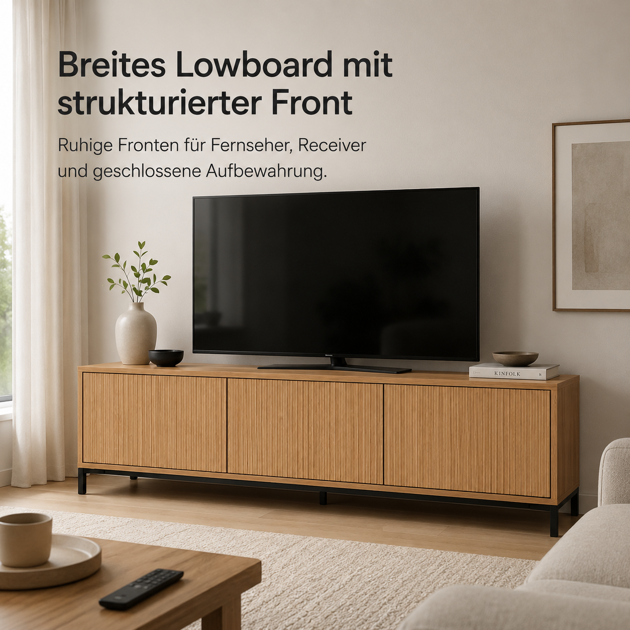 TV Lowboard mit Riffeloptik und ruhigen Fronten für Medienbereiche