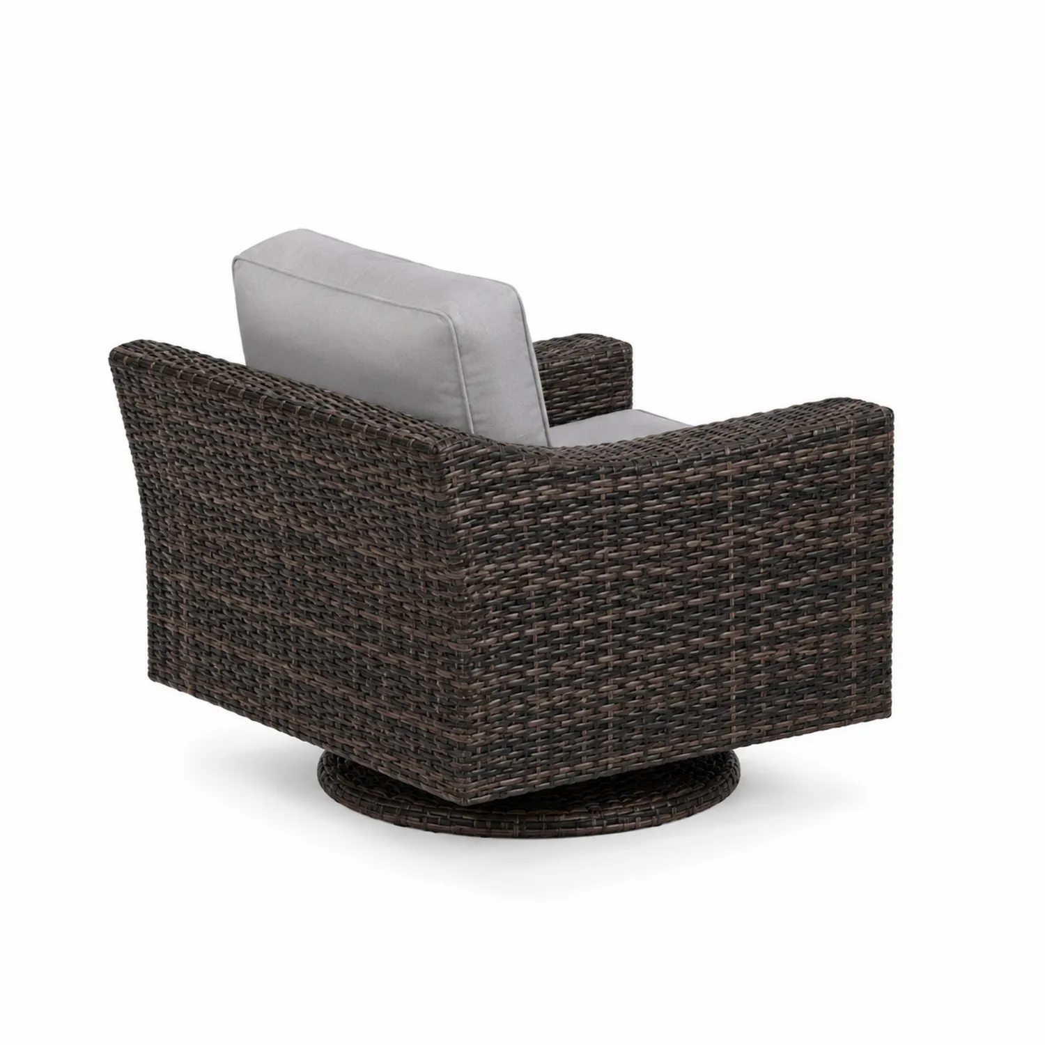 Poltrona da esterno in rattan marrone con cuscini grigi