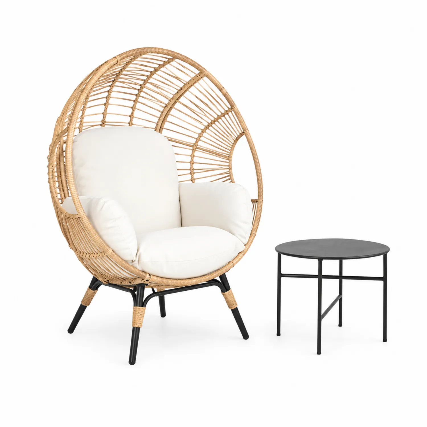 Poltrona in Rattan con Cuscini Bianchi e Tavolino in Metallo