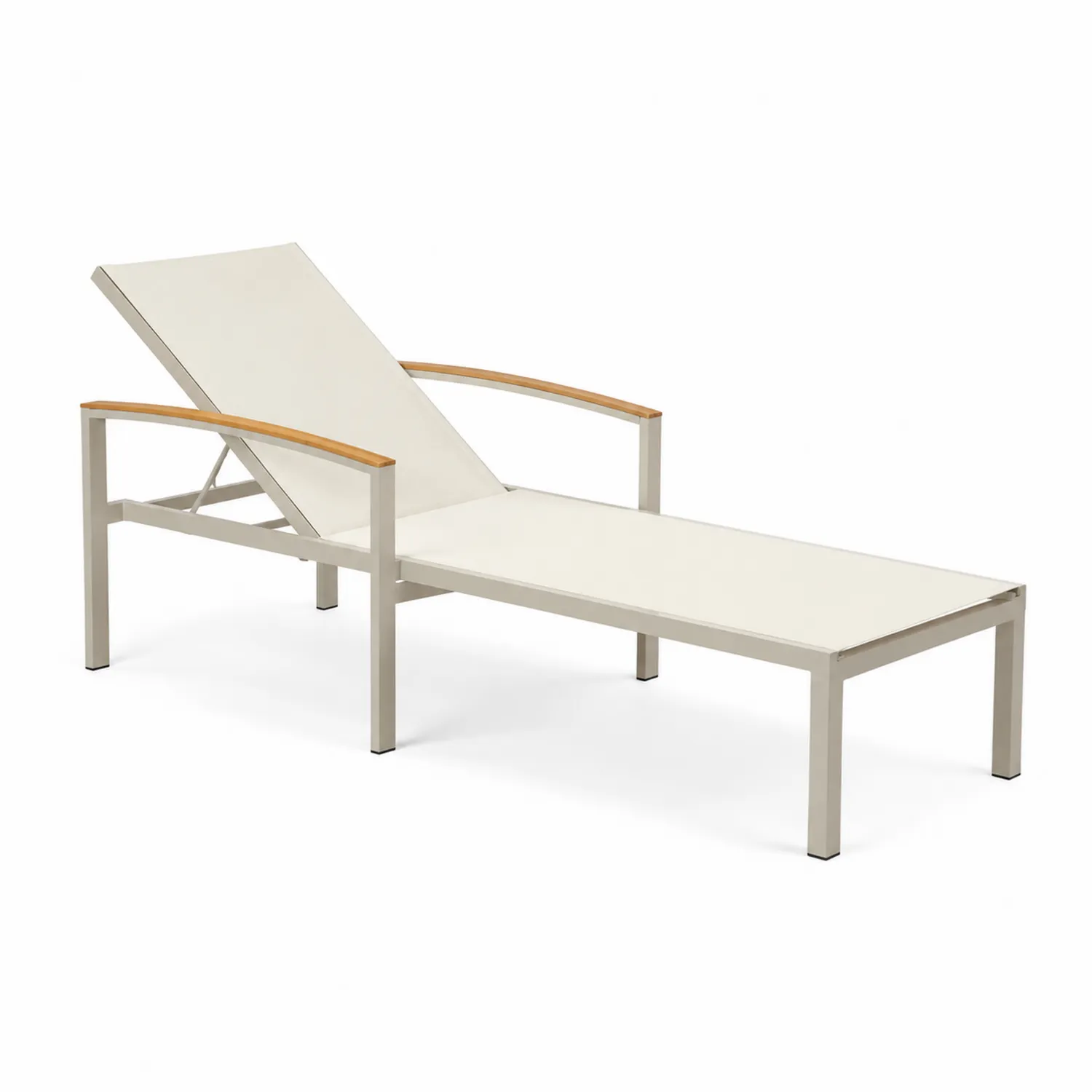 Tumbona de metal con reposabrazos de madera y tejido beige