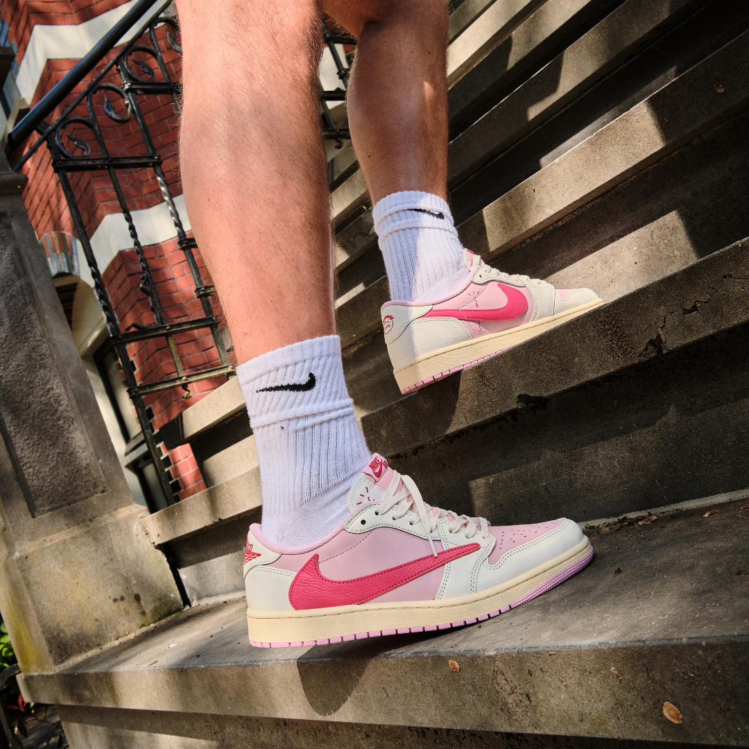 1 Retro Low OG SP Travis Scott Sail Tropical Pink
