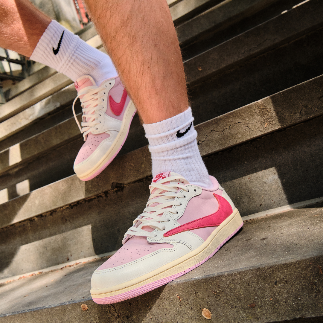 1 Retro Low OG SP Travis Scott Sail Tropical Pink