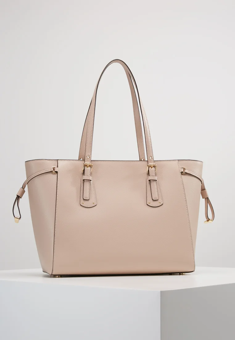 Micththael Kors VOYAGER TOTE - Handtasche - Luggage
