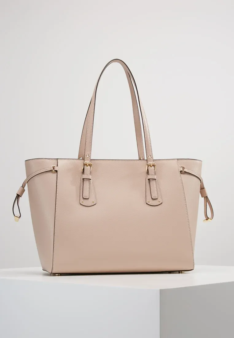 Micththael Kors VOYAGER TOTE - Handtasche - Luggage