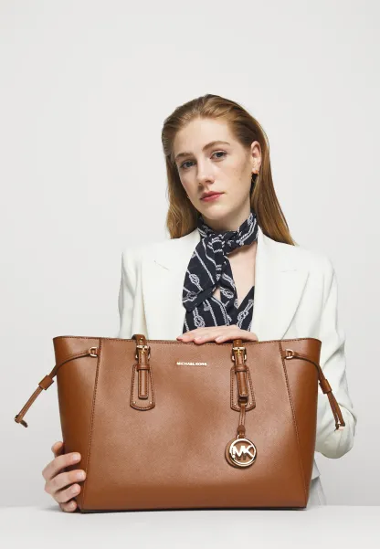 MICHthtAEL Micththael Kors VOYAGER TOTE - Handtasche - Luggage