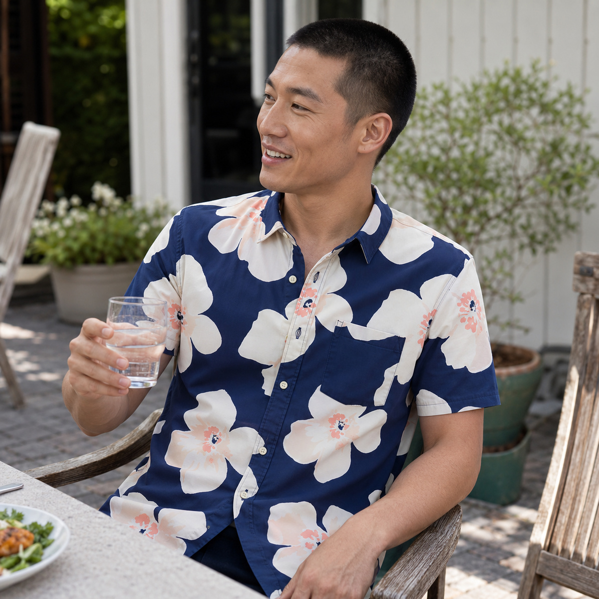 Men's stretch poplin shirt styled for a weekend social setting