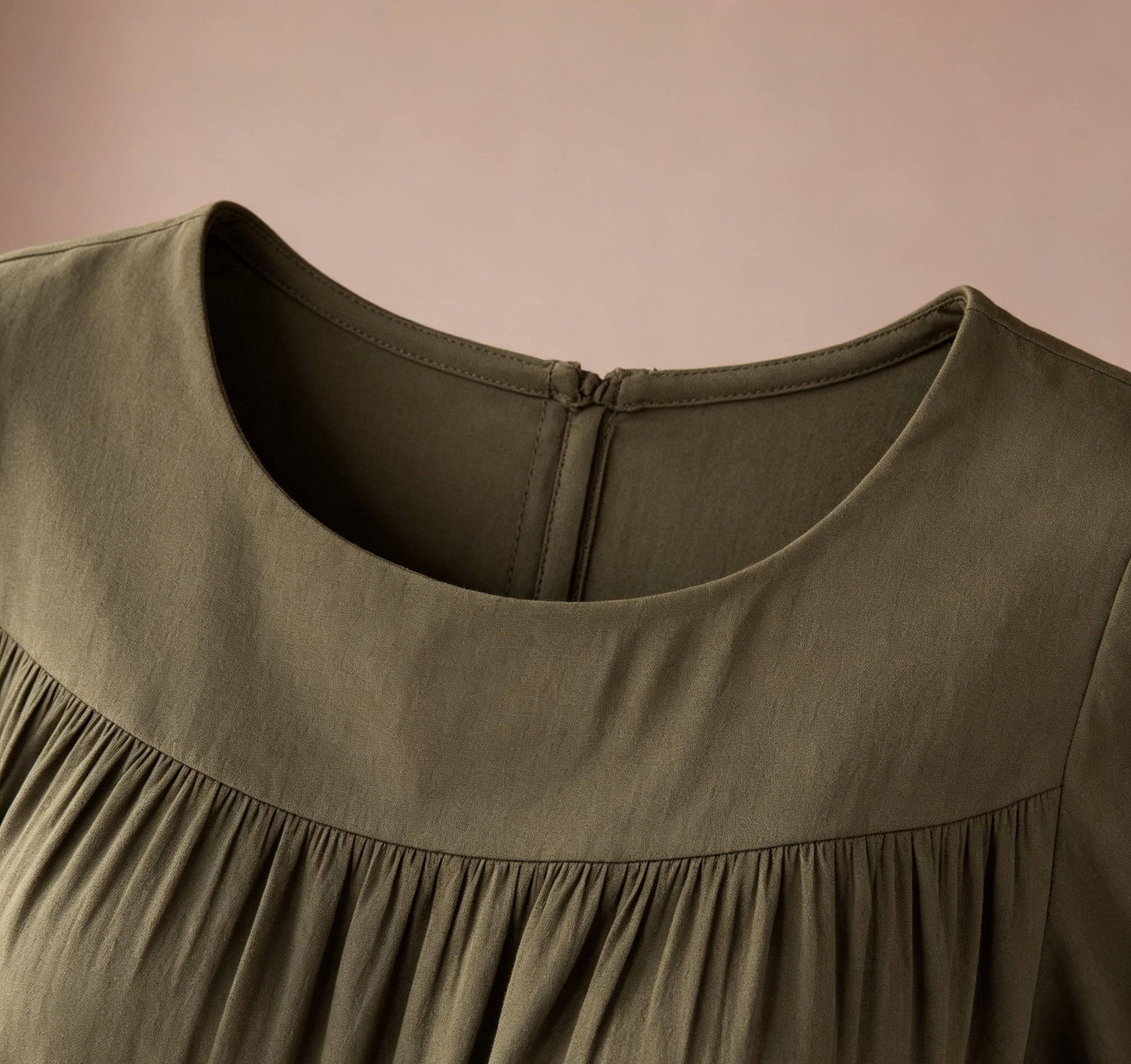 Round neckline and back closure detail image
