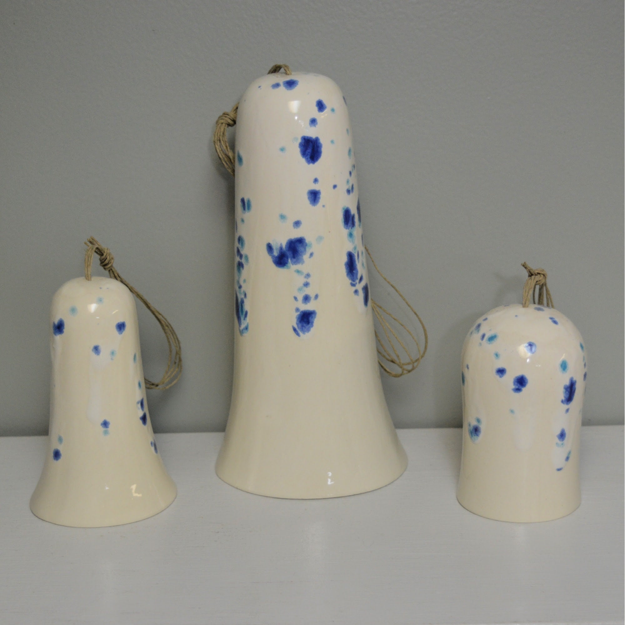 Ceramic White Blue‑Speckled Wind Chime Glossy Hanging Decor for Home Wall Display
