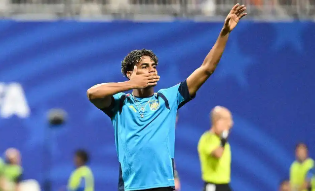 Yamal waves to fans