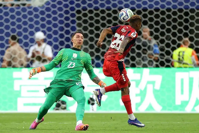 Varela scoring past Muslera