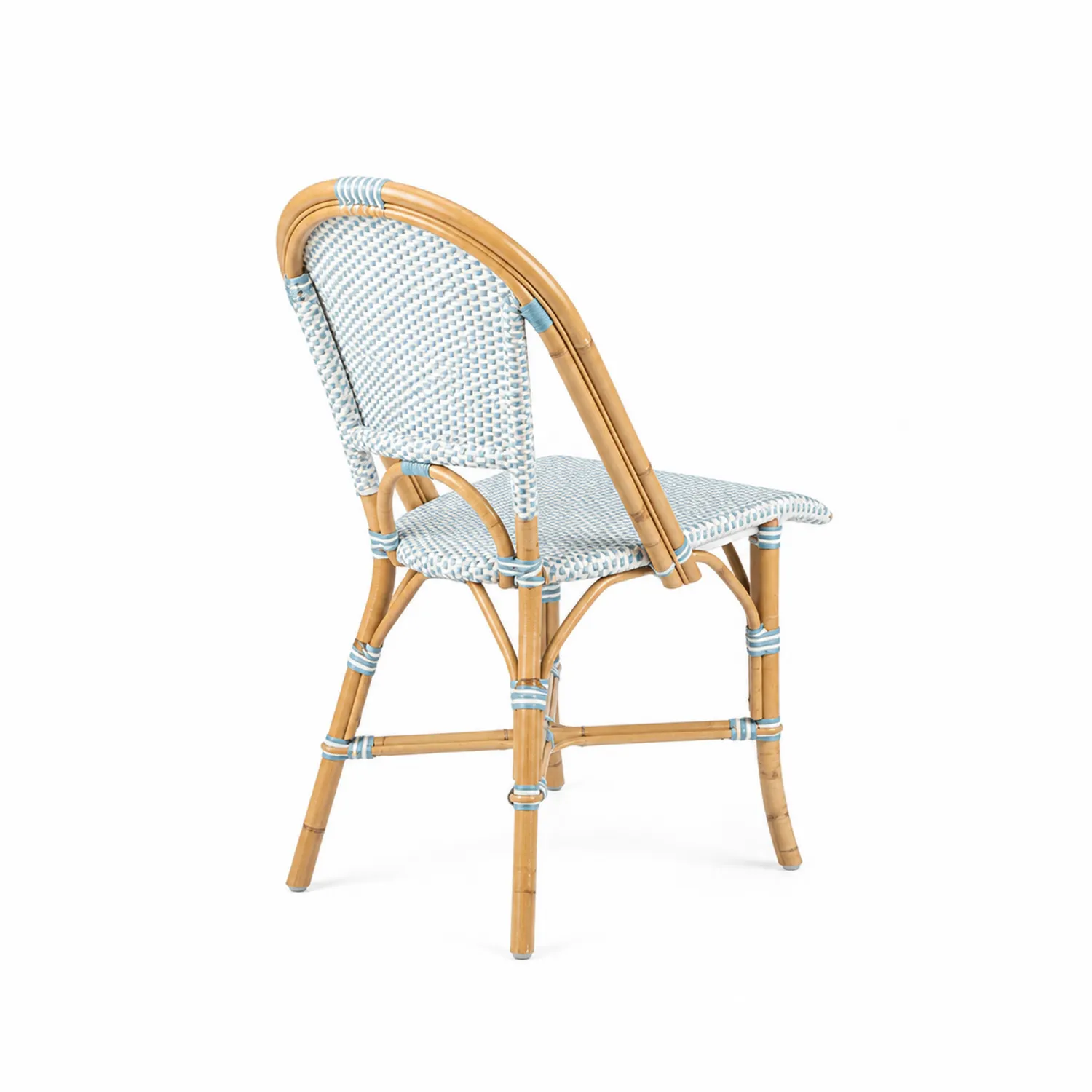 Silla de ratán sintético azul con estructura de bambú