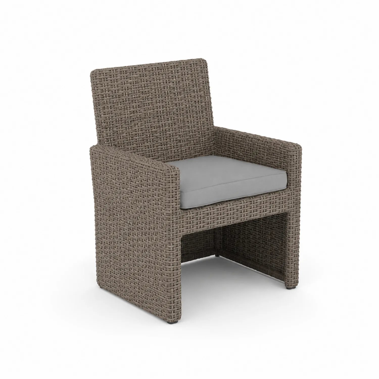 Silla de ratán sintético marrón con cojín gris