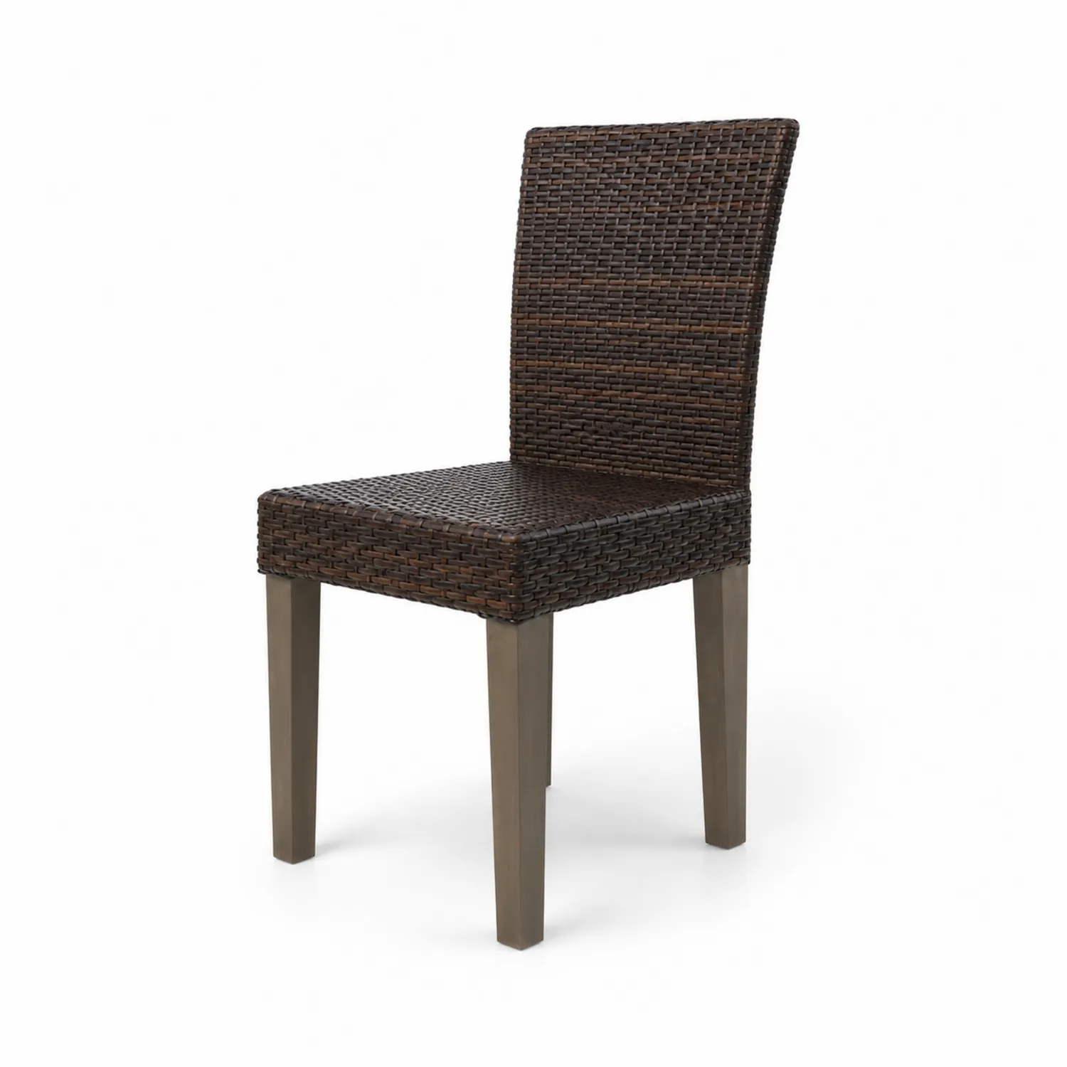 Chaise en résine tressée avec pieds en aluminium
