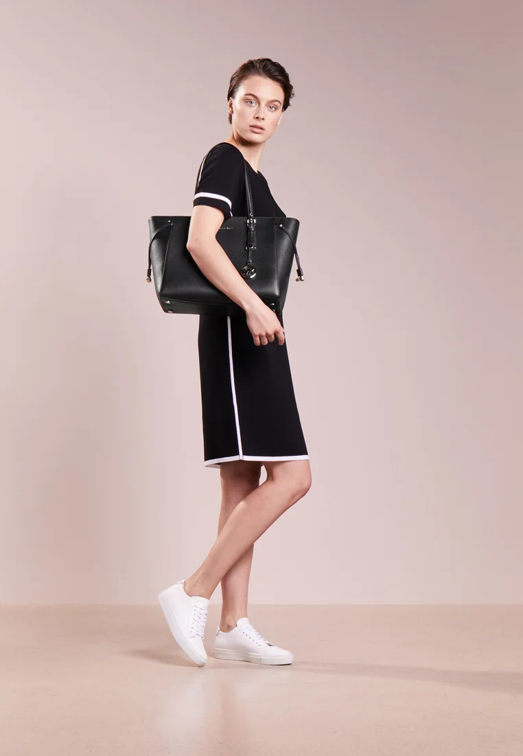 MICHthtAEL Micththael Kors VOYAGER TOTE - Handtasche - Black