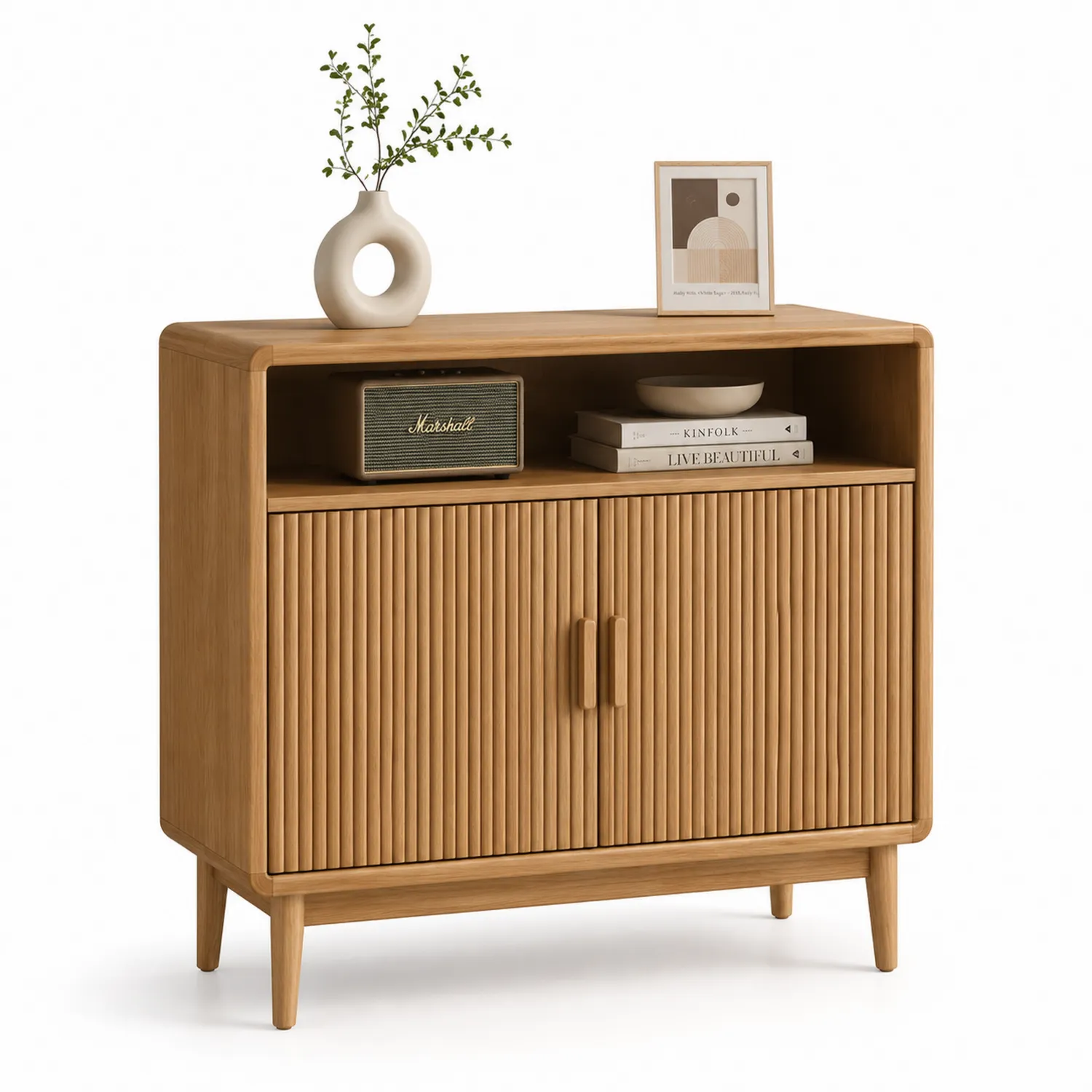 Aparador de madera con puertas acanaladas