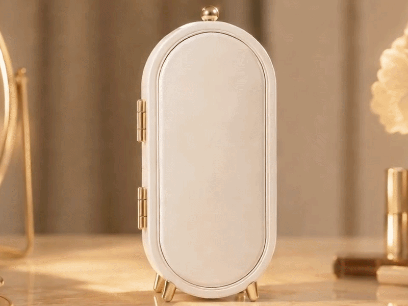 Suggested image: step-by-step graphic showing how the foldable panels open to reveal jewelry storage areas