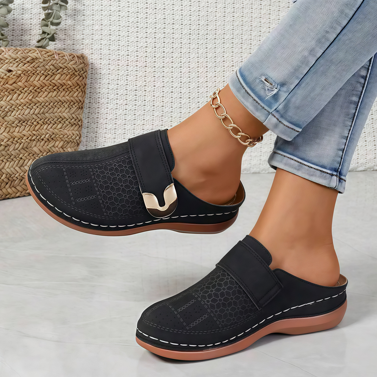 🏆 Ganztägiger Komfort 👣 Bequeme Leder-Slipper mit Keilabsatz – leicht anzuziehen und angenehm beim Gehen ⏳ 𝐋𝐄𝐓𝐙𝐓𝐄𝐑 𝐓𝐀𝐆: 𝟖𝟎 % 𝐑𝐀𝐁𝐀𝐓𝐓