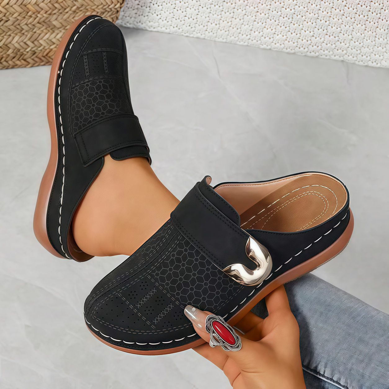 🏆 Ganztägiger Komfort 👣 Bequeme Leder-Slipper mit Keilabsatz – leicht anzuziehen und angenehm beim Gehen ⏳ 𝐋𝐄𝐓𝐙𝐓𝐄𝐑 𝐓𝐀𝐆: 𝟖𝟎 % 𝐑𝐀𝐁𝐀𝐓𝐓