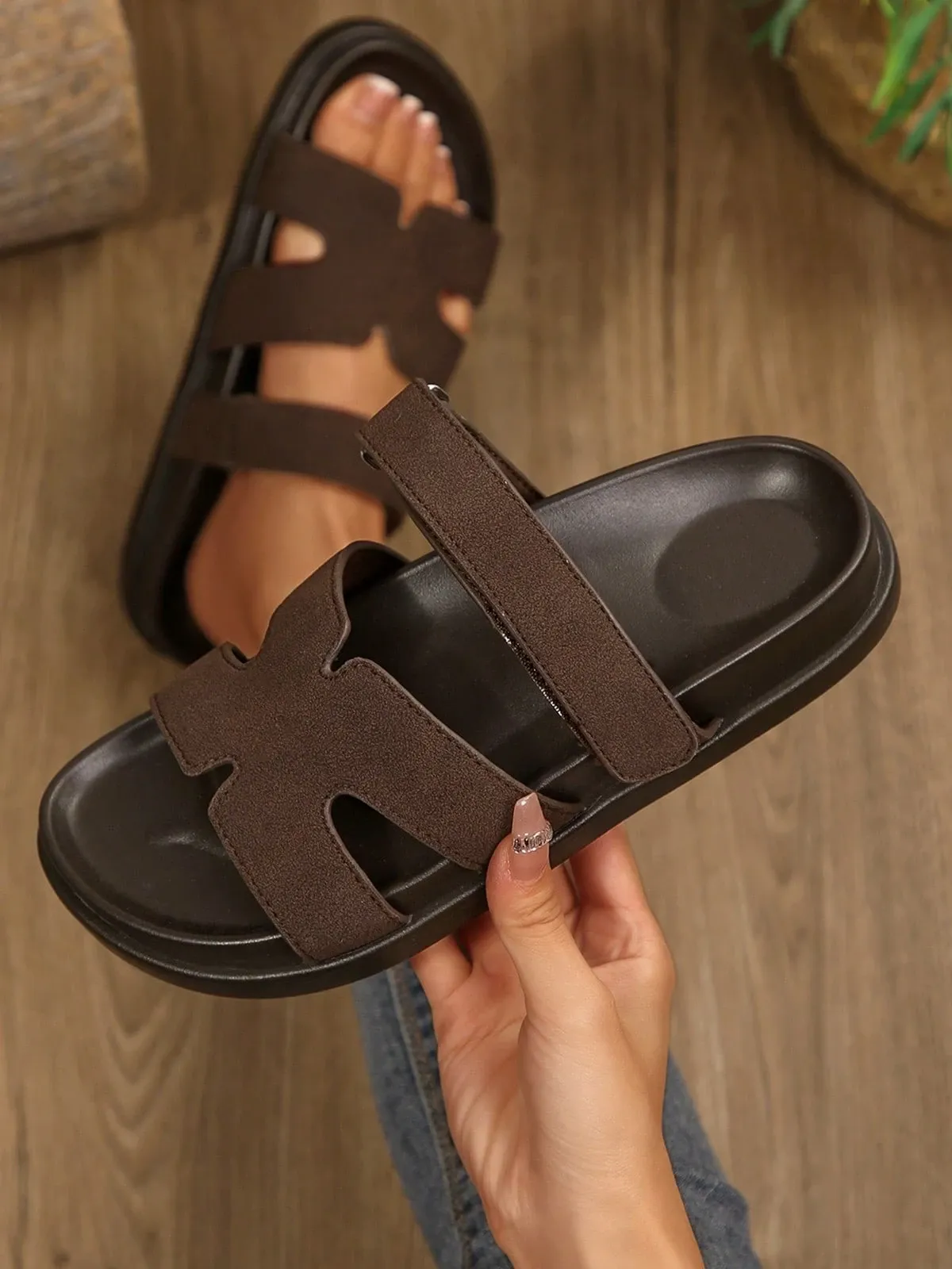💯 Nur heute: 55 % RABATT 🔥 Schwarze Slip-on-Sandalen aus Kunstleder mit Cut-out-Design und PU-Details – ideal für den Valentinstag und den Sommer