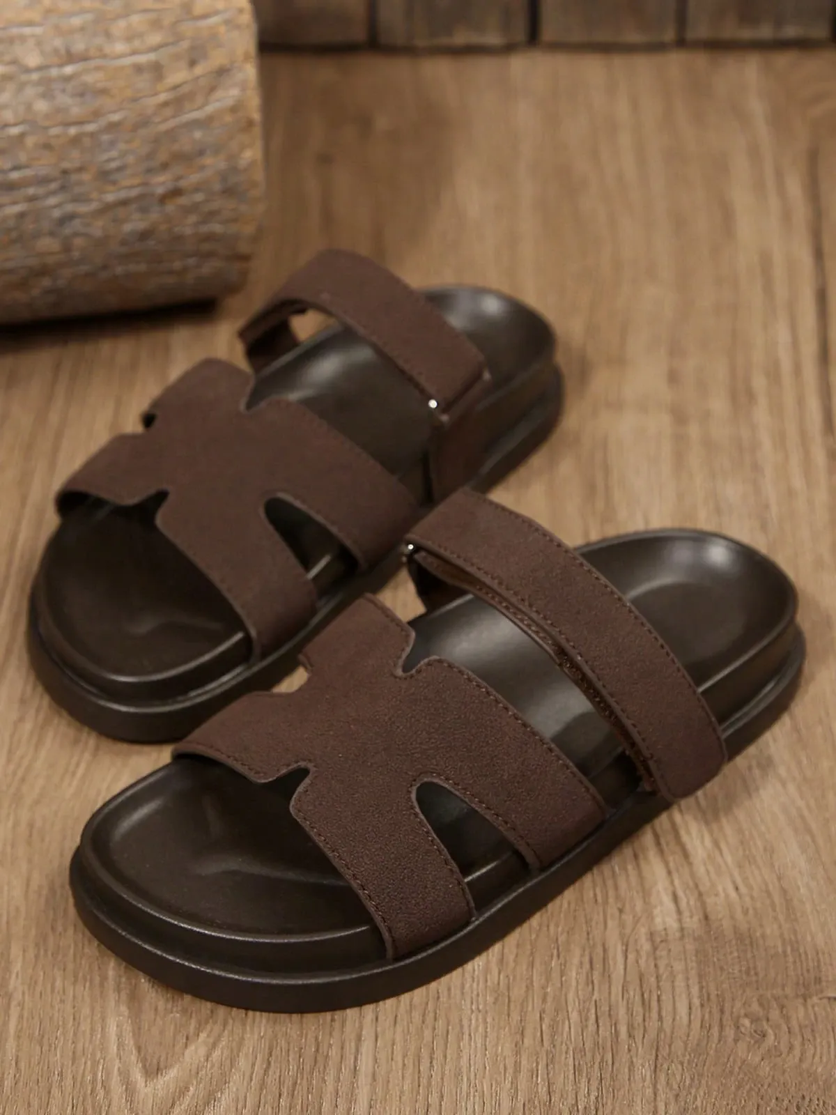 💯 Nur heute: 55 % RABATT 🔥 Schwarze Slip-on-Sandalen aus Kunstleder mit Cut-out-Design und PU-Details – ideal für den Valentinstag und den Sommer
