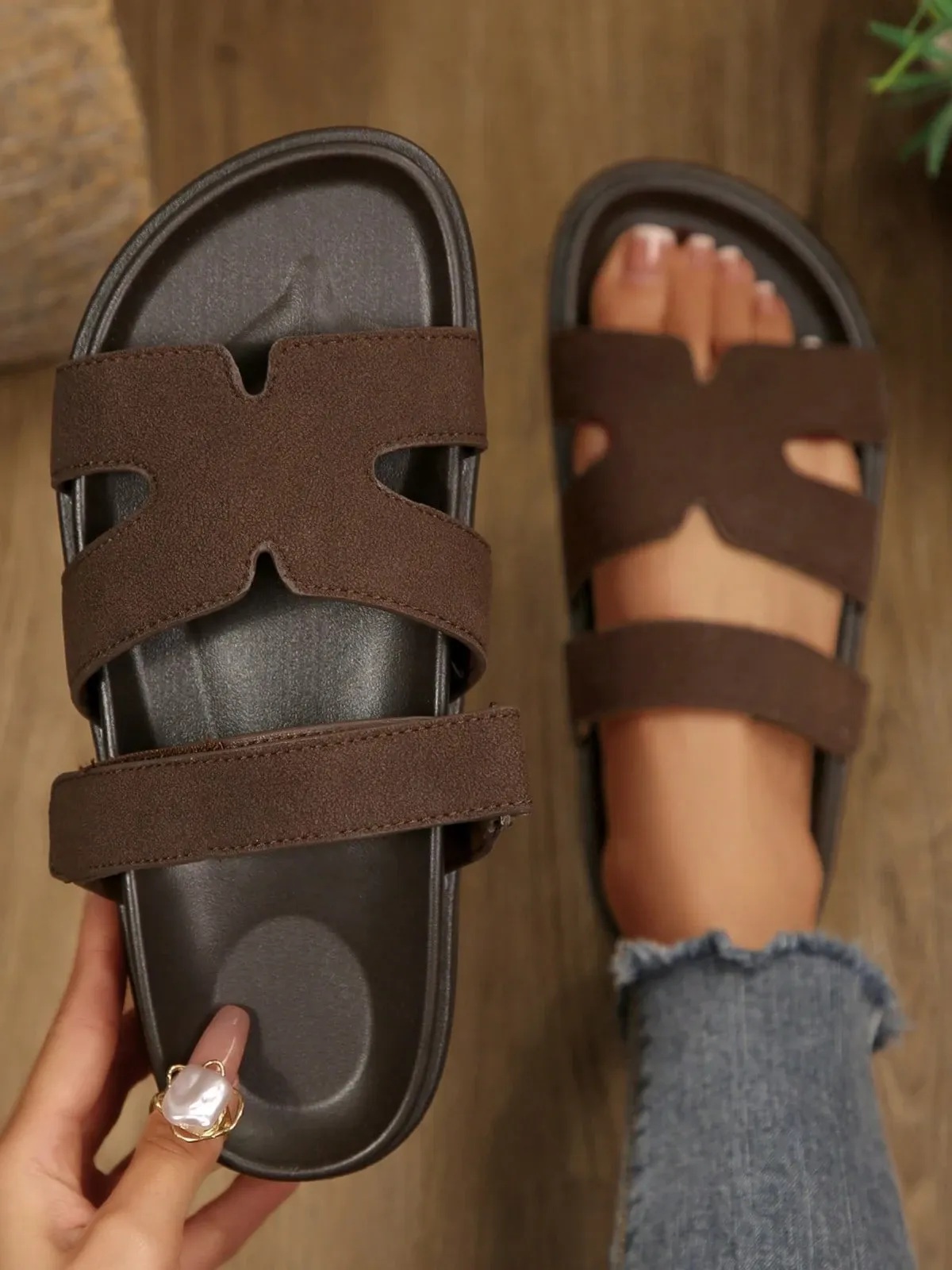 💯 Nur heute: 55 % RABATT 🔥 Schwarze Slip-on-Sandalen aus Kunstleder mit Cut-out-Design und PU-Details – ideal für den Valentinstag und den Sommer