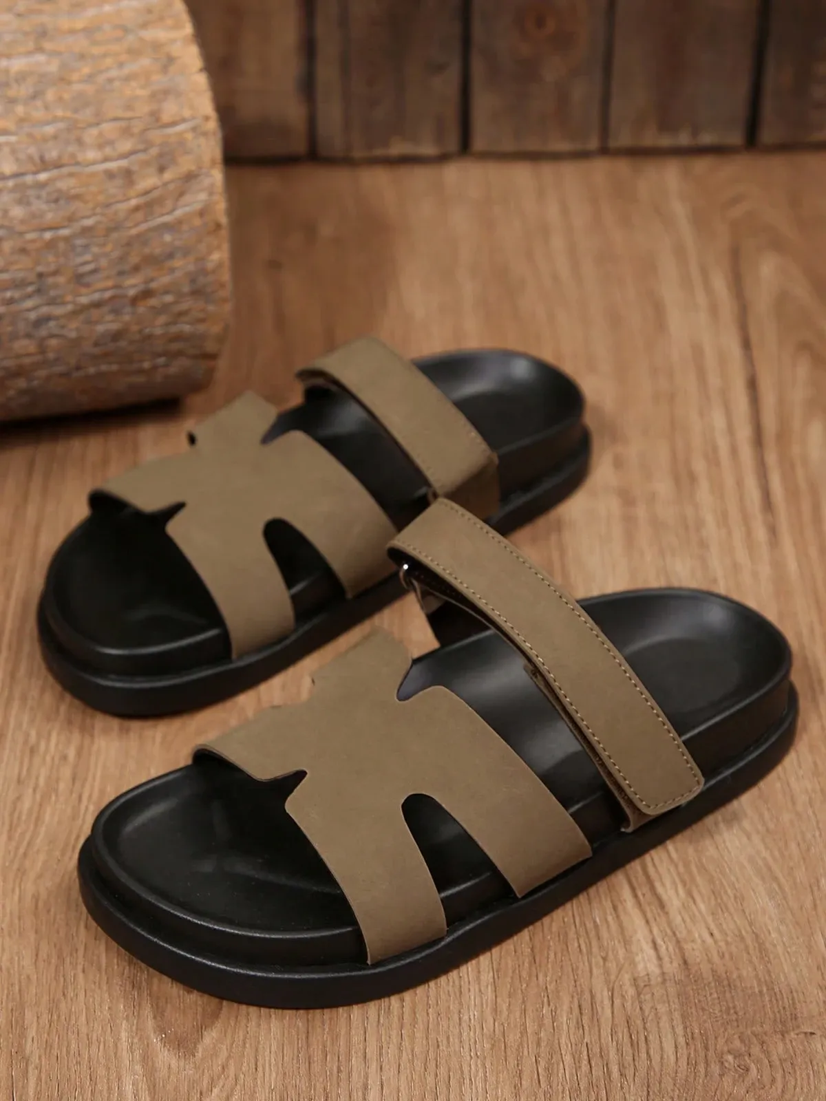 💯 Nur heute: 55 % RABATT 🔥 Schwarze Slip-on-Sandalen aus Kunstleder mit Cut-out-Design und PU-Details – ideal für den Valentinstag und den Sommer