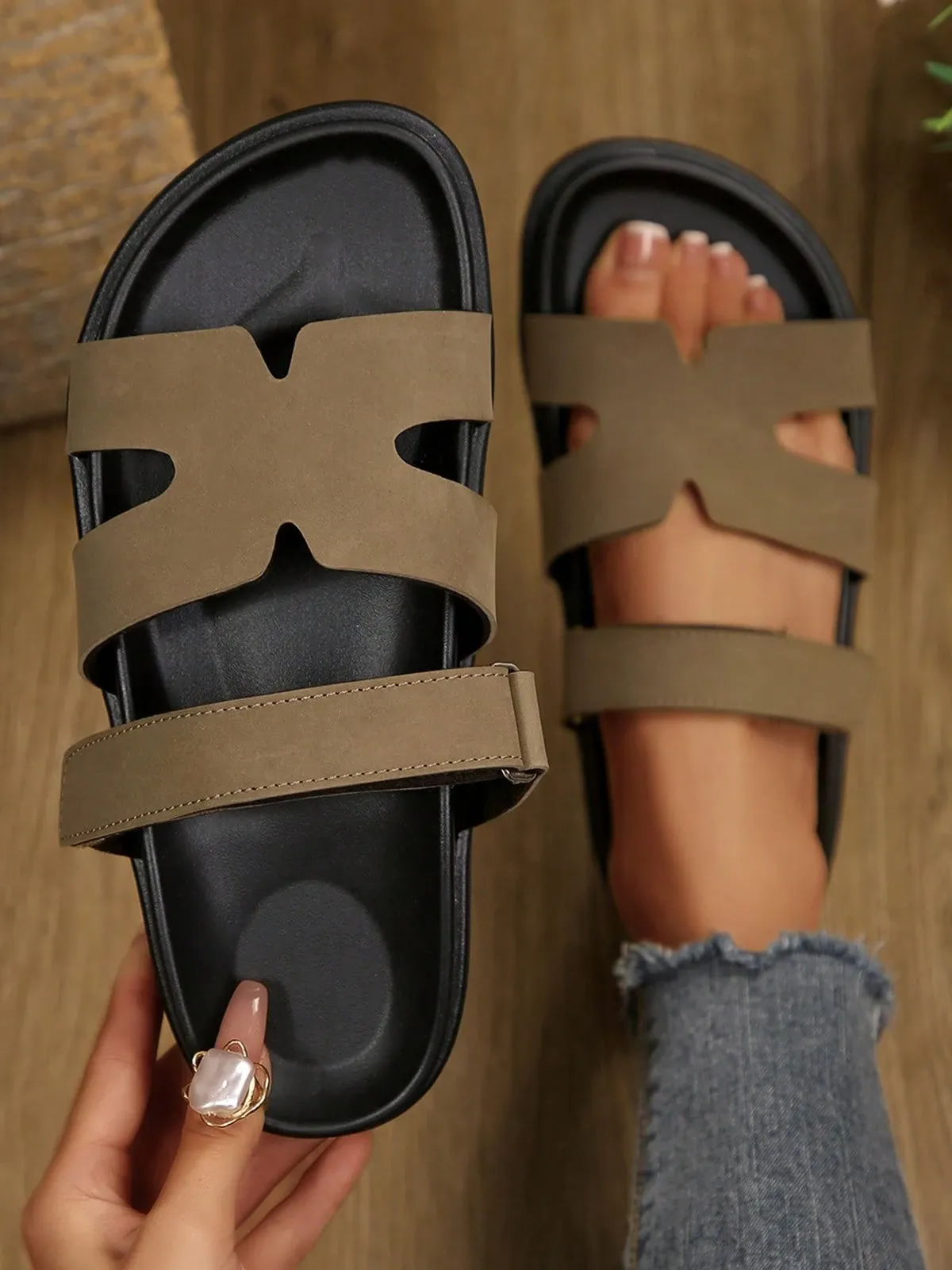 💯 Nur heute: 55 % RABATT 🔥 Schwarze Slip-on-Sandalen aus Kunstleder mit Cut-out-Design und PU-Details – ideal für den Valentinstag und den Sommer
