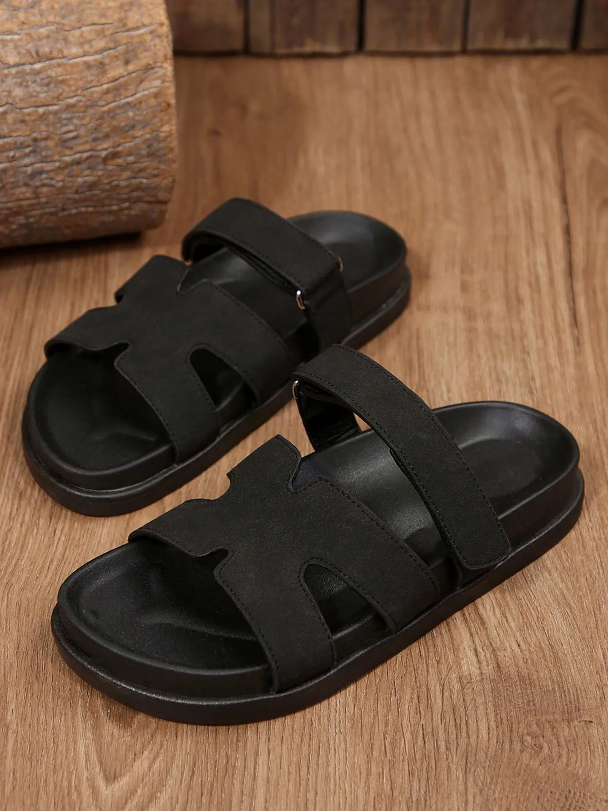 💯 Nur heute: 55 % RABATT 🔥 Schwarze Slip-on-Sandalen aus Kunstleder mit Cut-out-Design und PU-Details – ideal für den Valentinstag und den Sommer