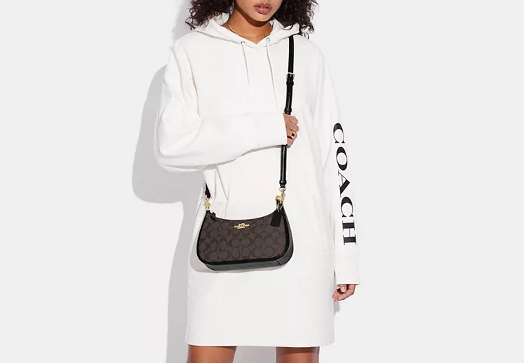 COAthtCH Teri Shoulder Bag In Signature Canvas