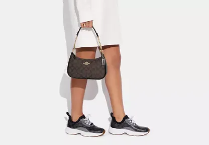 COAthtCH Teri Shoulder Bag In Signature Canvas