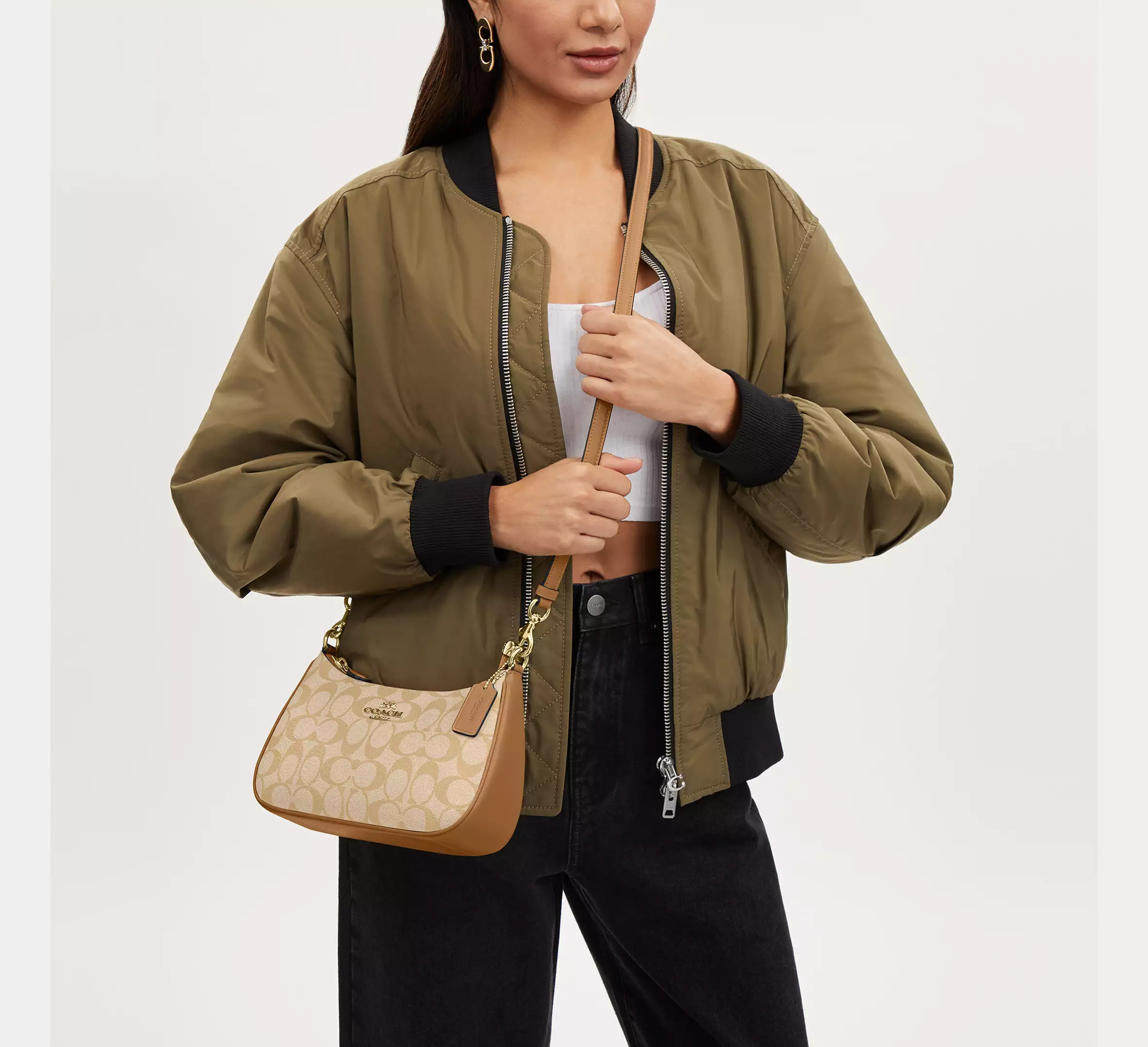 COAthtCH Teri Shoulder Bag In Signature Canvas