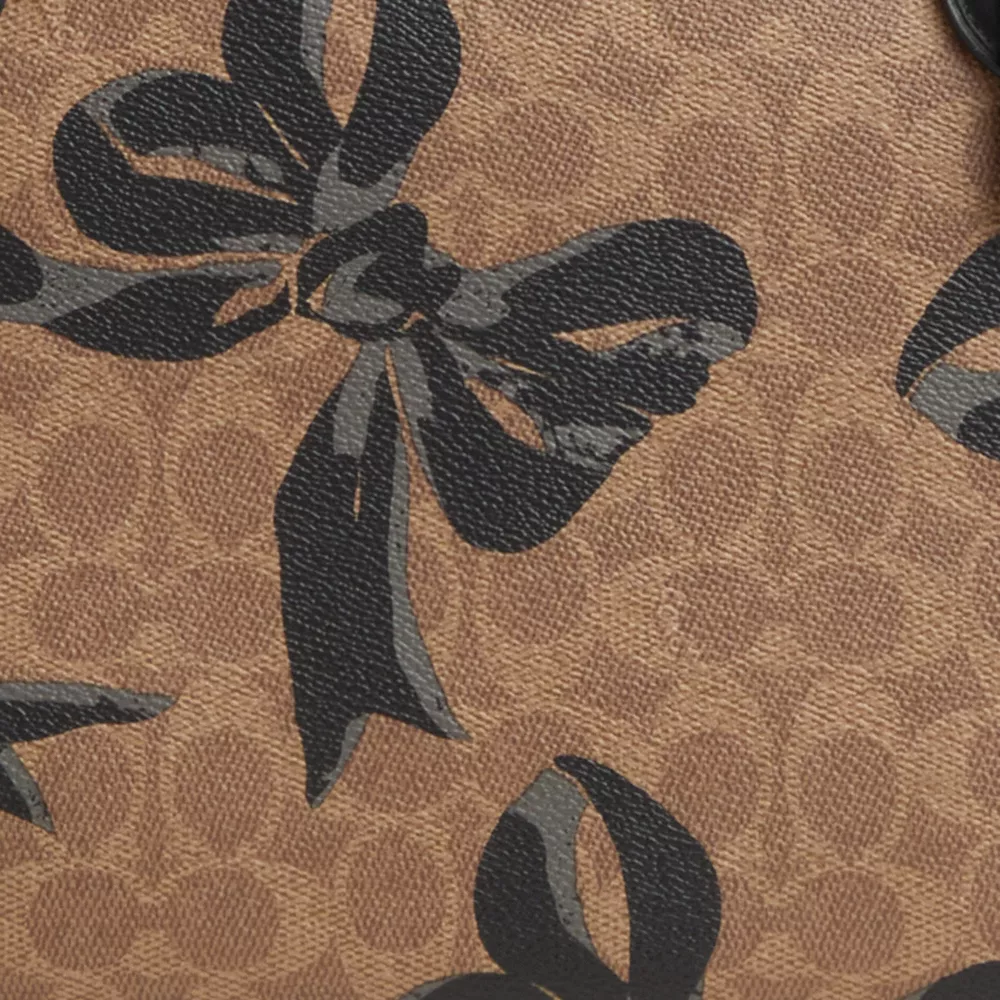 Gallery Tote Bag In Signature Canvas With Bow Print