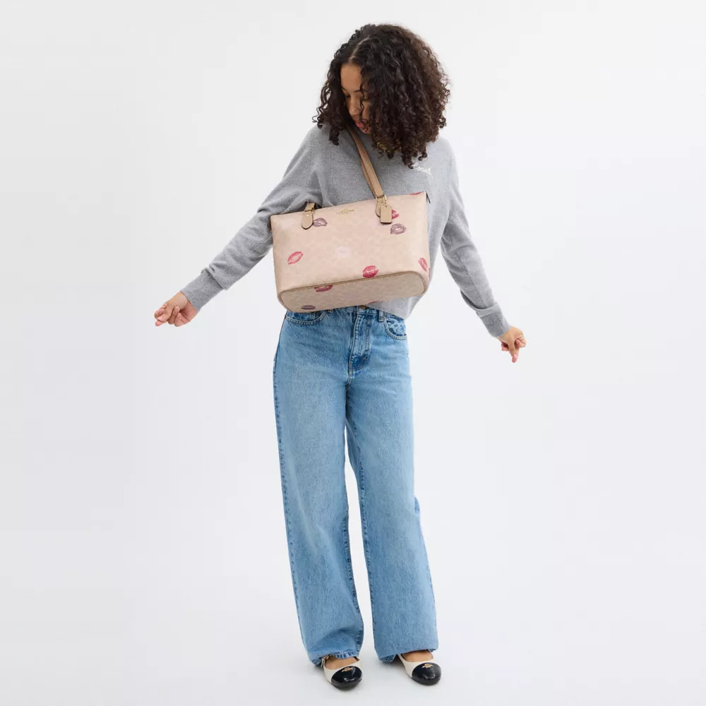 Gallery Tote Bag In Signature Canvas With Lips Print