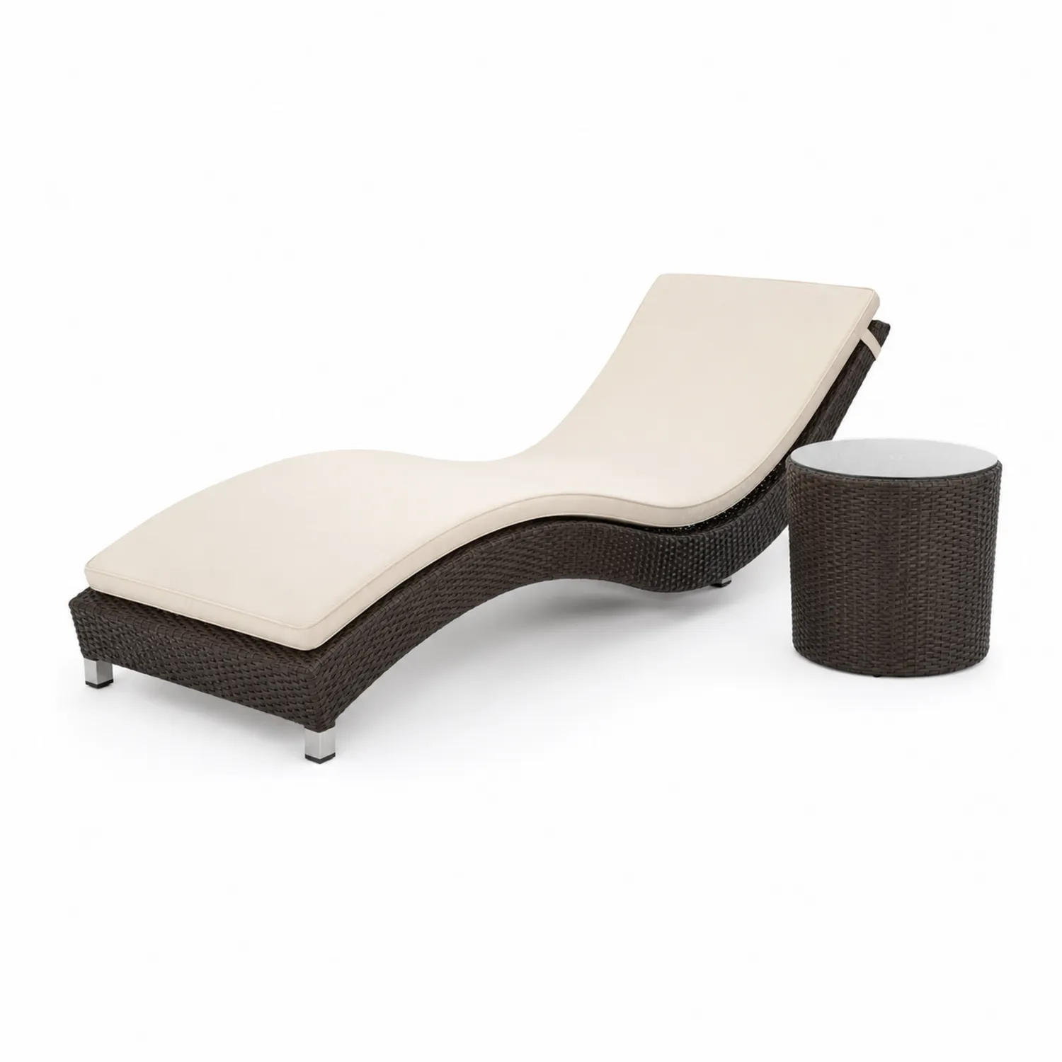 Lettino prendisole in polyrattan e tavolino