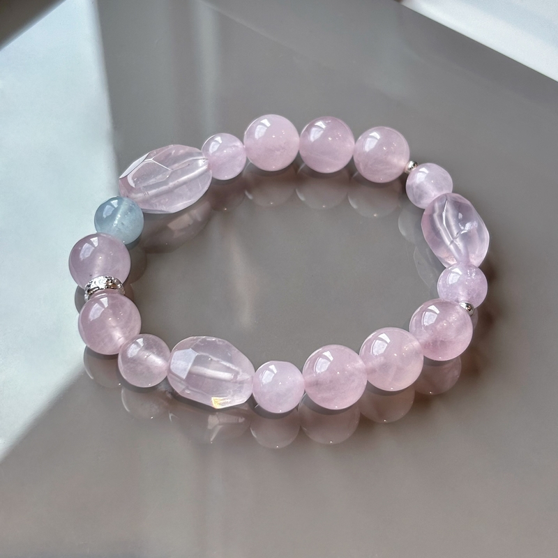粉水晶 【溫潤如水】馬達加斯加粉晶手鍊：溫柔力量催旺人緣財氣，讓你左右逢源，磁場爆表  主打：人緣、親和力