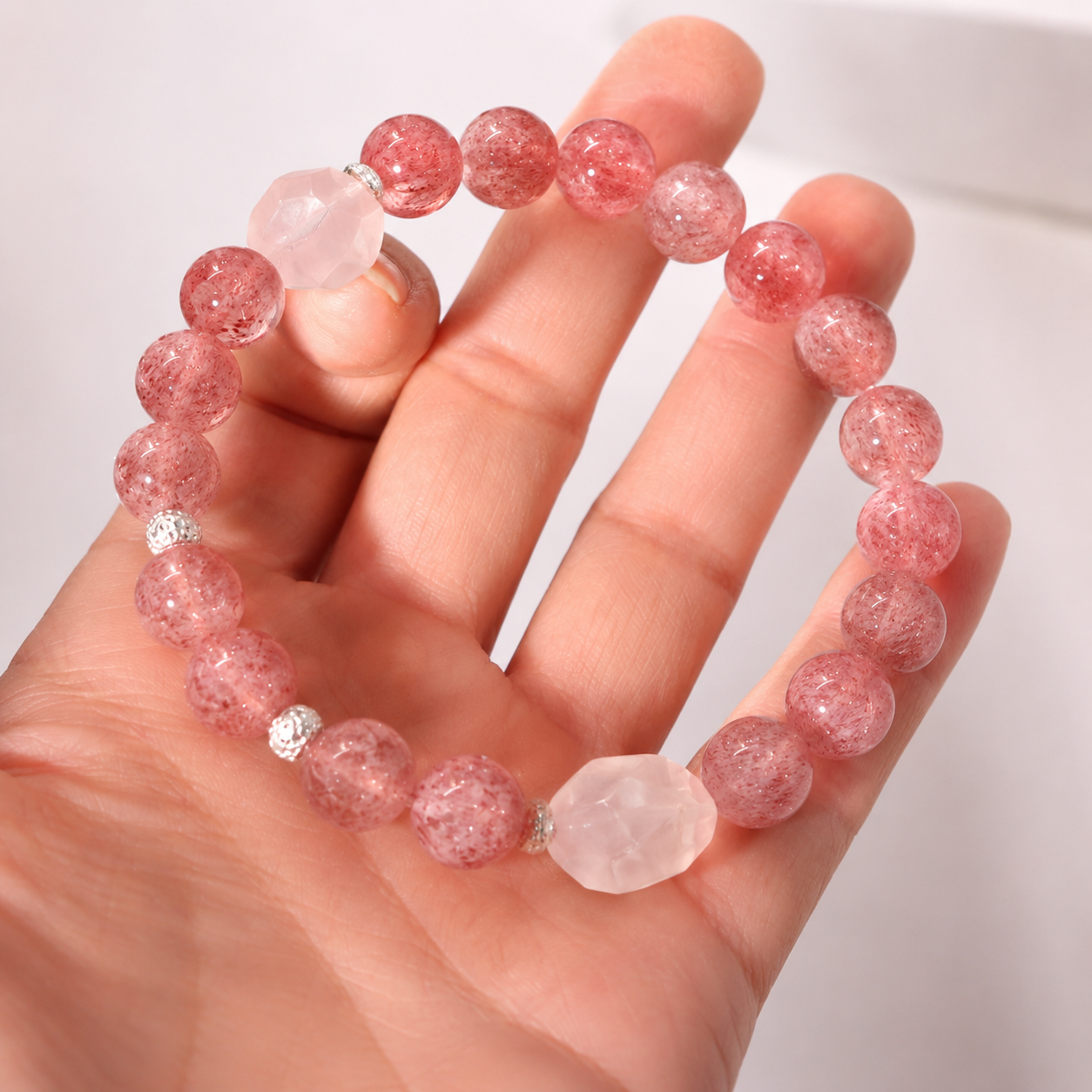 傾心莓果・天然草莓晶 x 幾何切面冰透粉晶手鍊 | 都會輕熟感・精緻人緣、情感顯化與心輪滋養款