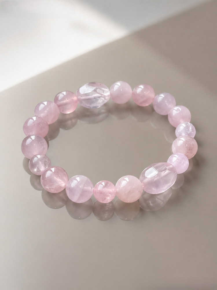 粉水晶 【溫潤如水】馬達加斯加粉晶手鍊：溫柔力量催旺人緣財氣，讓你左右逢源，磁場爆表  主打：人緣、親和力