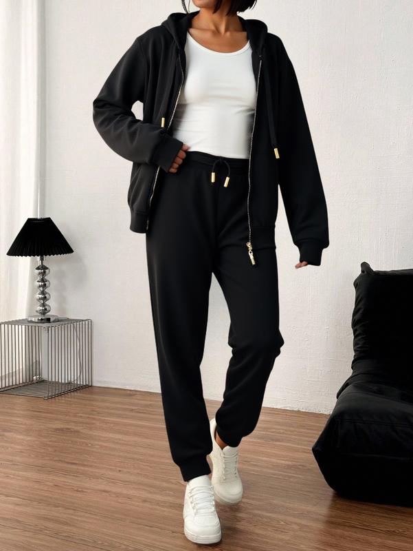 SUPER DE ROPA Conjunto deportivo casual de dos piezas, compuesto por sudadera con capucha y cierre frontal, más pantalón jogger con cintura elástica ajustable mediante cordón. Incluye bolsillos prácticos tanto en la sudadera como en el pantalón
