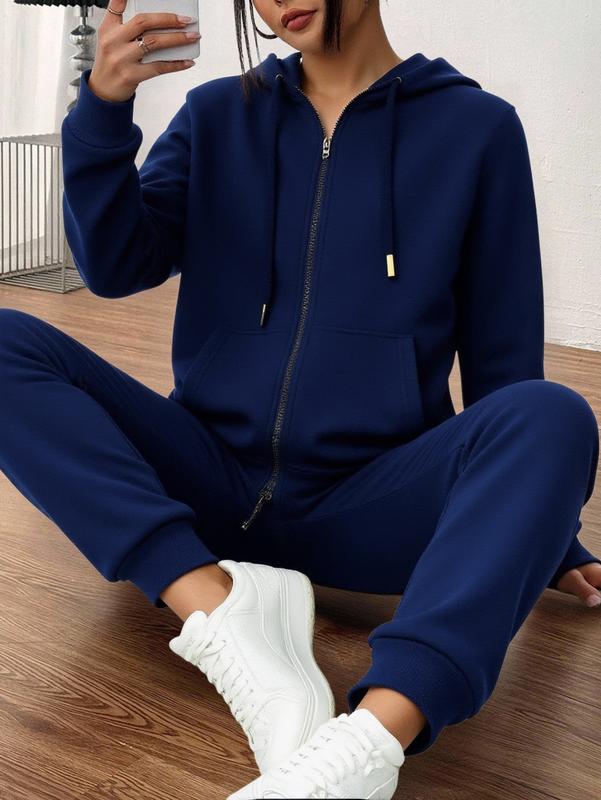 SUPER DE ROPA Conjunto deportivo casual de dos piezas, compuesto por sudadera con capucha y cierre frontal, más pantalón jogger con cintura elástica ajustable mediante cordón. Incluye bolsillos prácticos tanto en la sudadera como en el pantalón