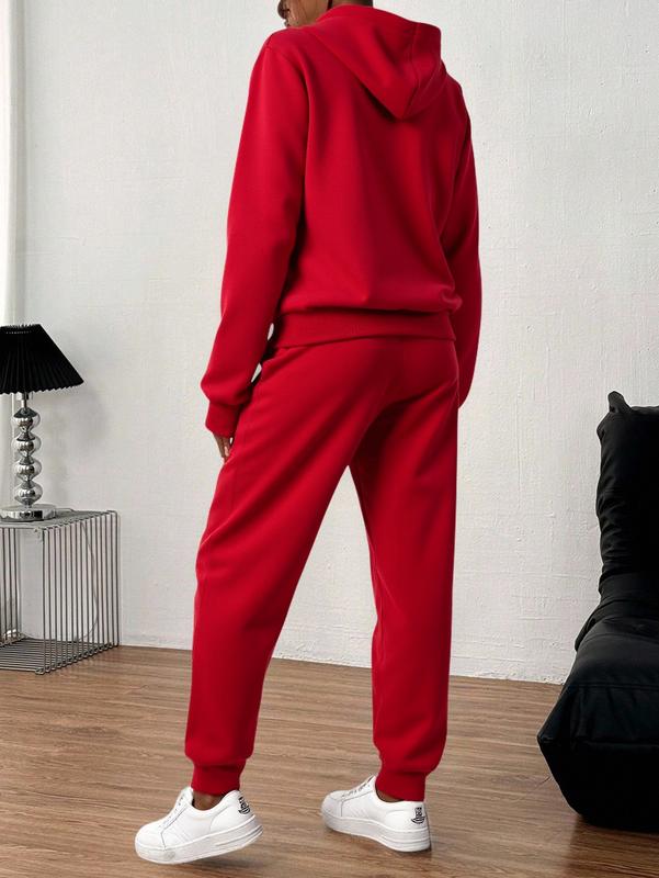SUPER DE ROPA Conjunto deportivo casual de dos piezas, compuesto por sudadera con capucha y cierre frontal, más pantalón jogger con cintura elástica ajustable mediante cordón. Incluye bolsillos prácticos tanto en la sudadera como en el pantalón