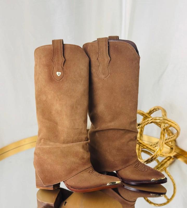Botas estilo vaquero con detalle de corazón en piel sintética para mujer