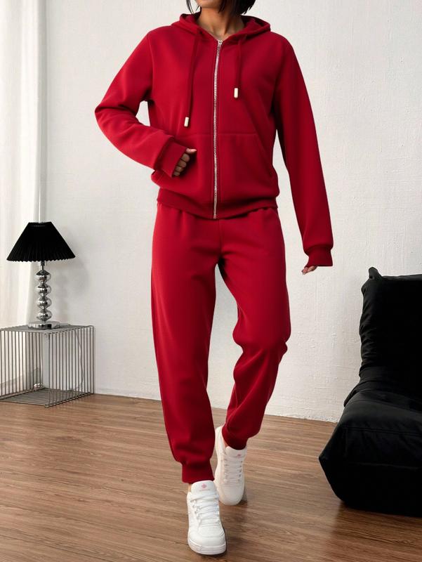 SUPER DE ROPA Conjunto deportivo casual de dos piezas, compuesto por sudadera con capucha y cierre frontal, más pantalón jogger con cintura elástica ajustable mediante cordón. Incluye bolsillos prácticos tanto en la sudadera como en el pantalón