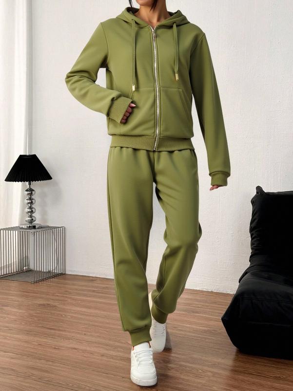 SUPER DE ROPA Conjunto deportivo casual de dos piezas, compuesto por sudadera con capucha y cierre frontal, más pantalón jogger con cintura elástica ajustable mediante cordón. Incluye bolsillos prácticos tanto en la sudadera como en el pantalón