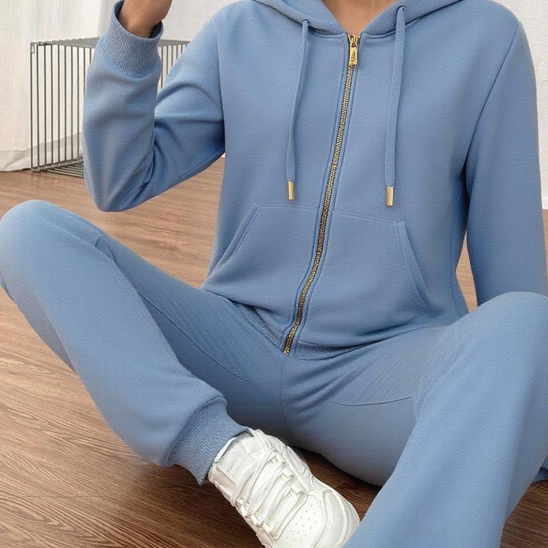 SUPER DE ROPA Conjunto deportivo casual de dos piezas, compuesto por sudadera con capucha y cierre frontal, más pantalón jogger con cintura elástica ajustable mediante cordón. Incluye bolsillos prácticos tanto en la sudadera como en el pantalón
