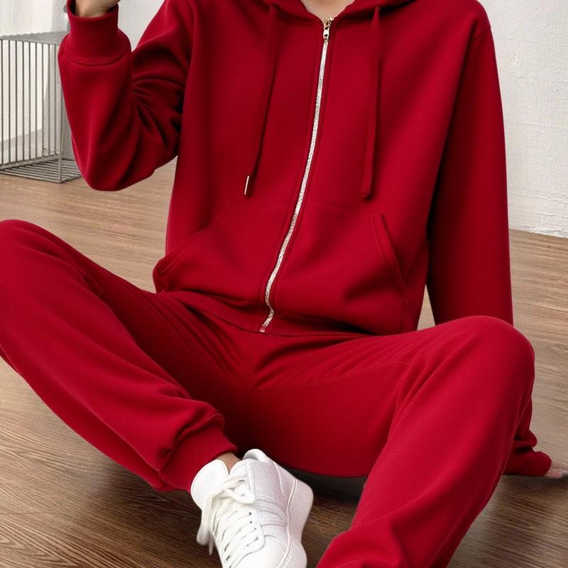 SUPER DE ROPA Conjunto deportivo casual de dos piezas, compuesto por sudadera con capucha y cierre frontal, más pantalón jogger con cintura elástica ajustable mediante cordón. Incluye bolsillos prácticos tanto en la sudadera como en el pantalón