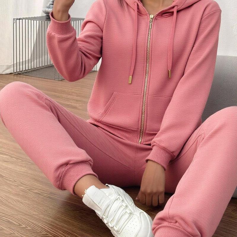 SUPER DE ROPA Conjunto deportivo casual de dos piezas, compuesto por sudadera con capucha y cierre frontal, más pantalón jogger con cintura elástica ajustable mediante cordón. Incluye bolsillos prácticos tanto en la sudadera como en el pantalón